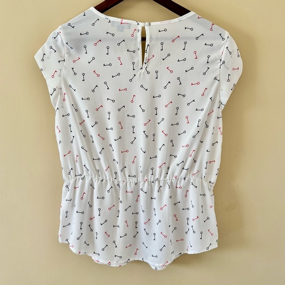 Smart Set| NEW White Flowy Peplum Cap Sleeve Red/Black Key Print Top Sz M NWT - Picture 2 of 5